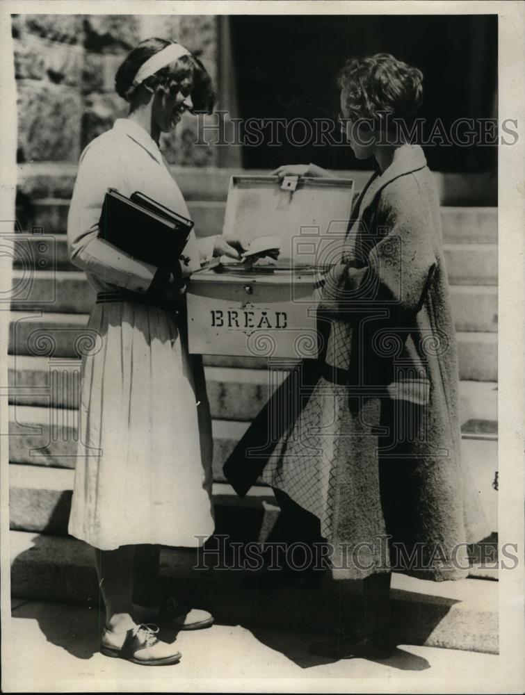 1925 Press Photo Elizabeth Mallet of NY & Elizabeth Rhett at Bryn Mawr - Historic Images
