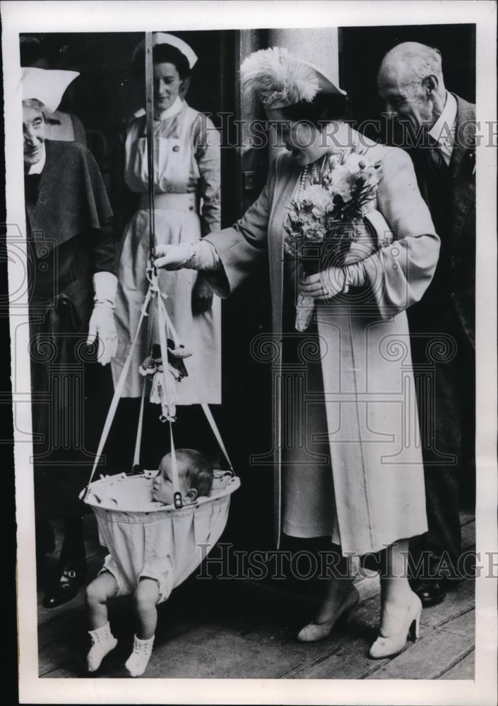 1947 Press Photo Queen Elizabeth Visits Crippled Childrens Home in London - Historic Images