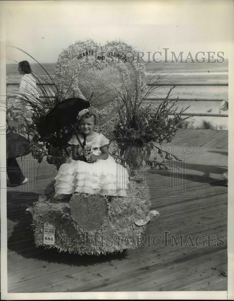 1935 Press Photo Girl Ardath Dale, Winner New Jersey Baby Parade on Float - Historic Images