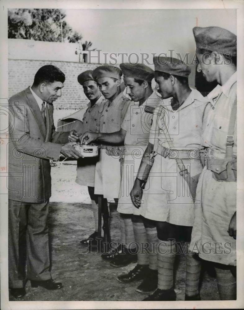 1952 Press Photo Mohammed Naguib passes chocolates to Egyptian Soldiers - Historic Images