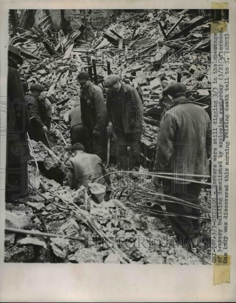 1946 Press Photo Workers digging for bodies in wreckage of demolished building - Historic Images