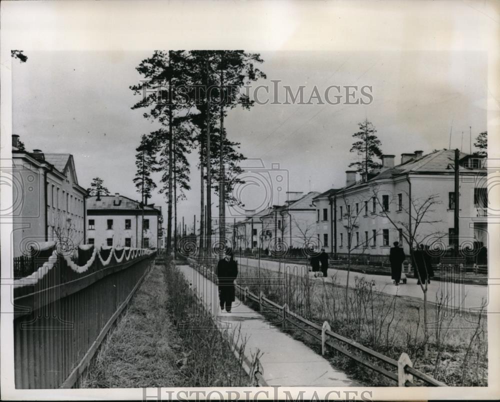 1956 Press Photo Pedestrians walk in newly created Soviet town of Dubno - Historic Images