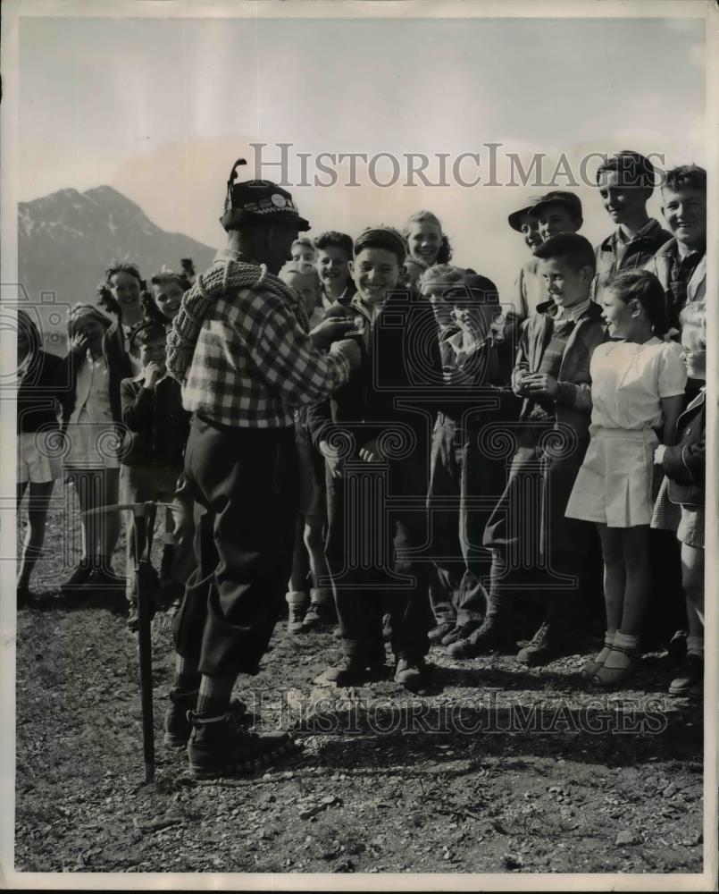 1947 Press Photo Jusper Public School, classes in mountain climbing is included - Historic Images