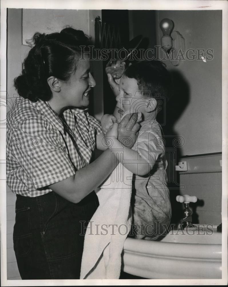 1948 Press Photo Dork A. Raynor Oreoares Sandy Berke for Bath - Historic Images