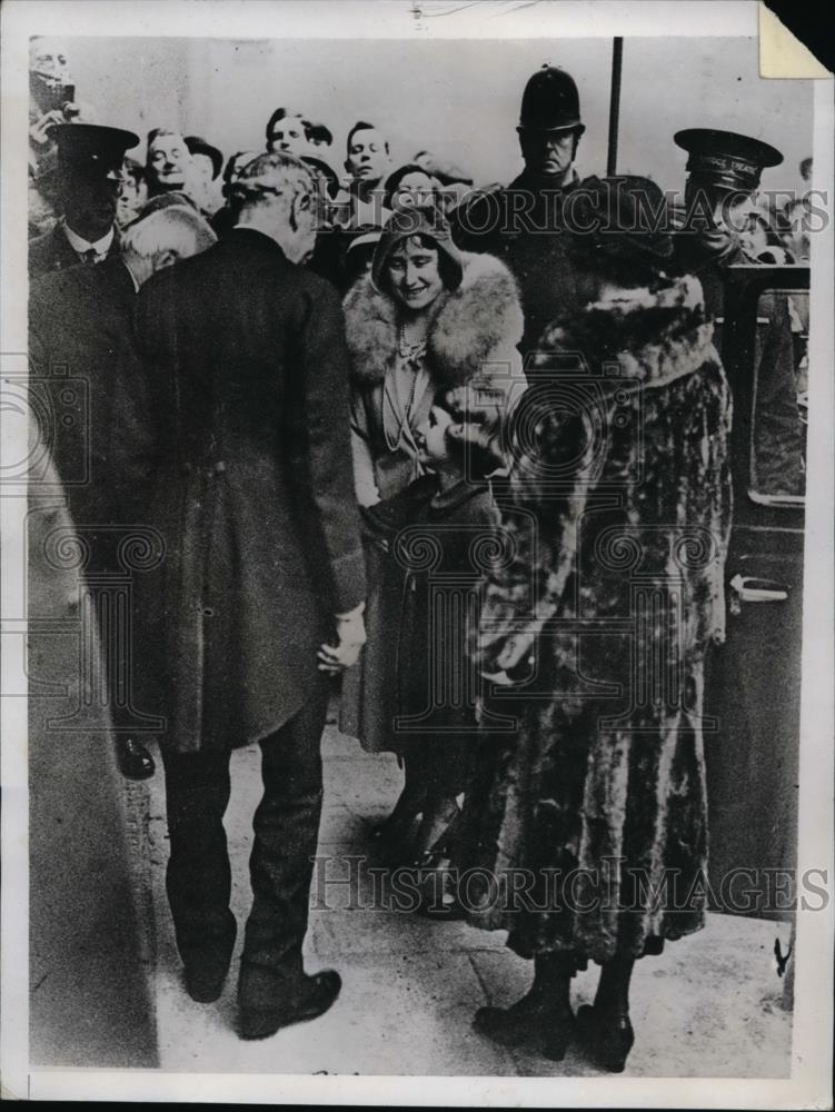 1934 Press Photo Princess Elizabeth with Mother The Duchess of York at Theater - Historic Images