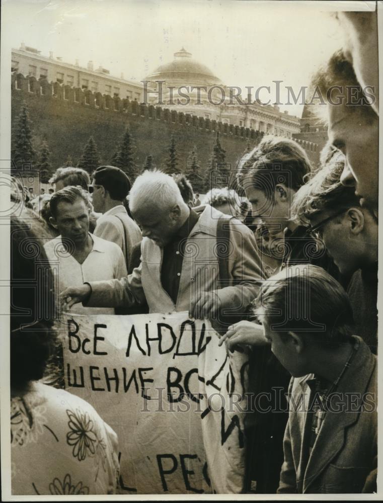 1962 Press Photo Crowd of Muscovites &amp; Another Group Carrying Ben the Bomb Sign - Historic Images