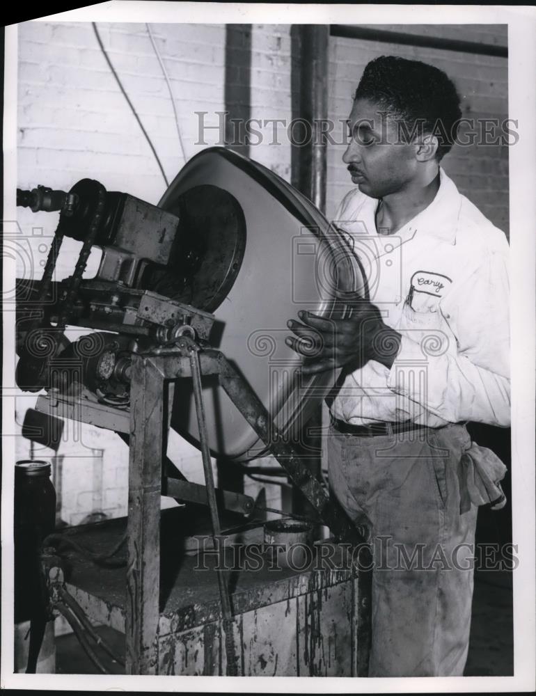 1956 Press Photo Corey Searcy National Electronic Product - Historic Images