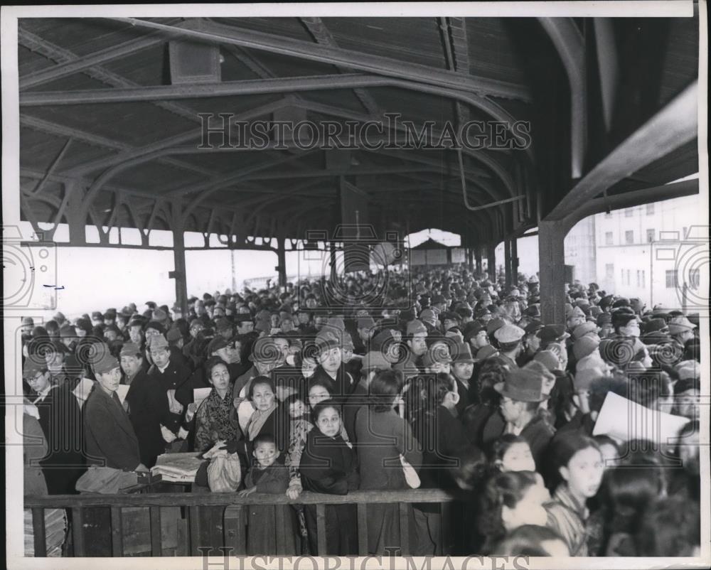 1946 Press Photo Tokko Japan railway workers on strike cause jams at station - Historic Images