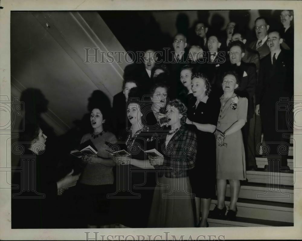 1942 Press Photo Mrs. Winifred Hodges, supervisor of special activities - Historic Images