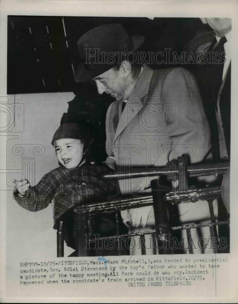 1952 Press Photo Mark Mitchell  Gov. Adlai Stevenson in Pittsfield, Mass. - Historic Images