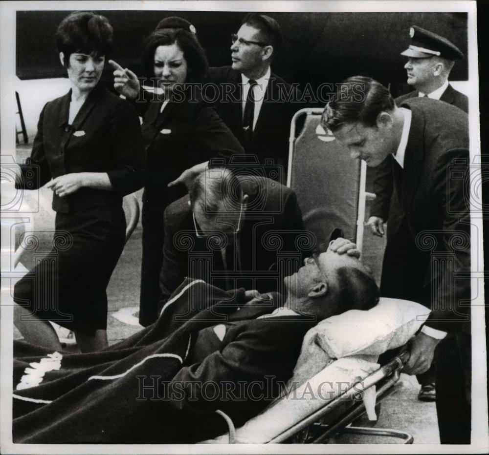 1968 Press Photo Johnnie Register Needs Heart Transplant & Dr Michael De Bakery - Historic Images
