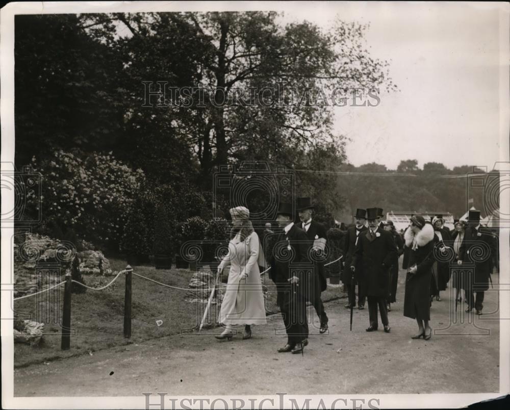 1932 Press Photo The King &amp; Queen at Chelsea flower show in Royal gardens - Historic Images