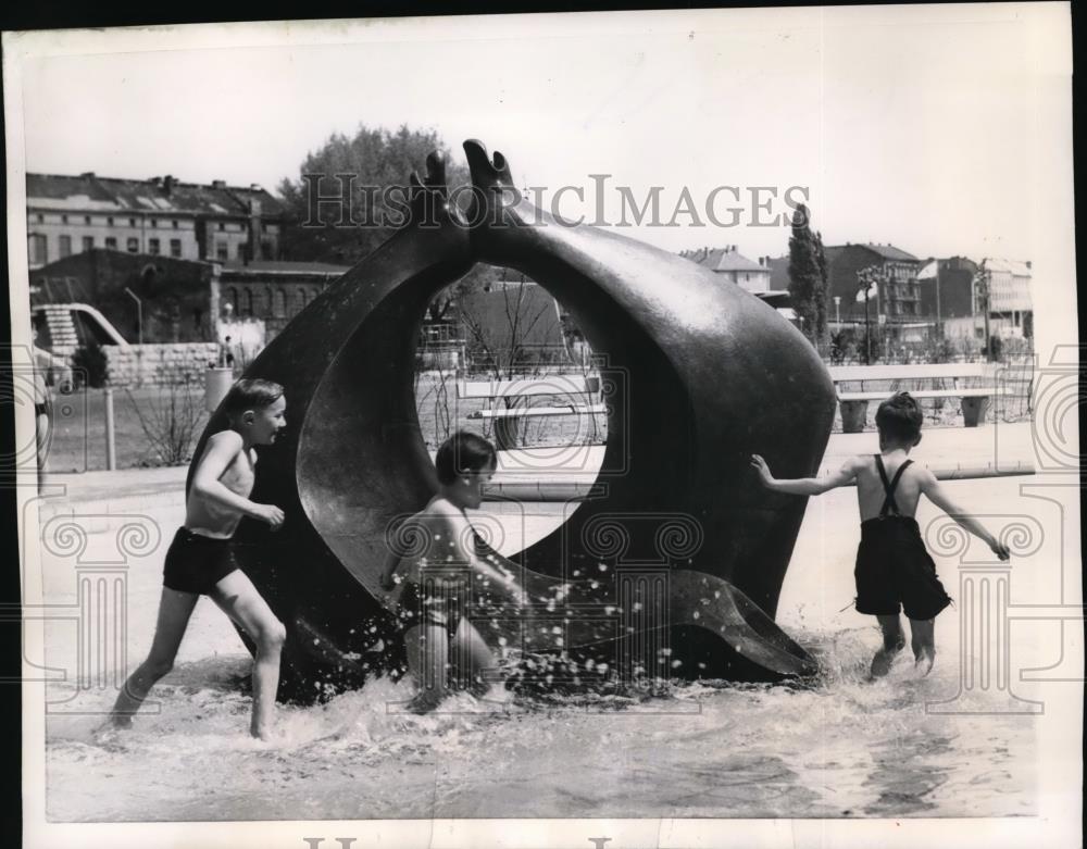 1956 Press Photo Modern Art in Wading Pool in West Berlin Stone Seals - Historic Images