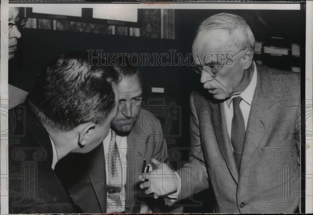 1956 Press Photo Dr Paul Dudley White was seen talking to the reporters - Historic Images