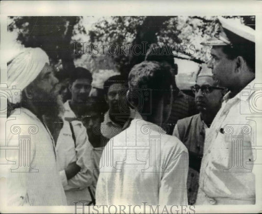 1965 Press Photo Sixty Year Old Man Volunteers for Army in New Delhi India - Historic Images