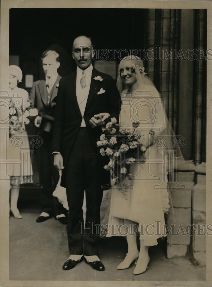 1929 Press Photo Capt &amp; Mrs B Mayfield leave London church after wedding - Historic Images