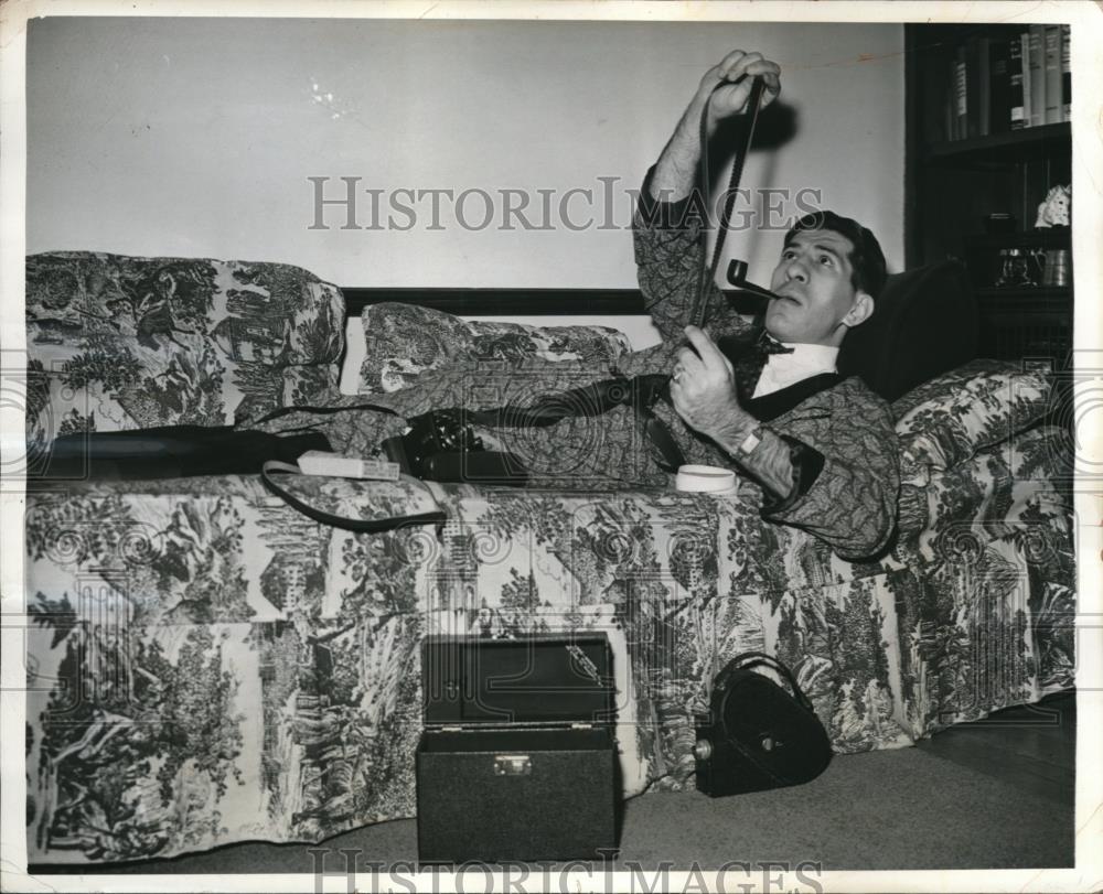 1942 Press Photo Robert Nathan, expert on national income - Historic Images