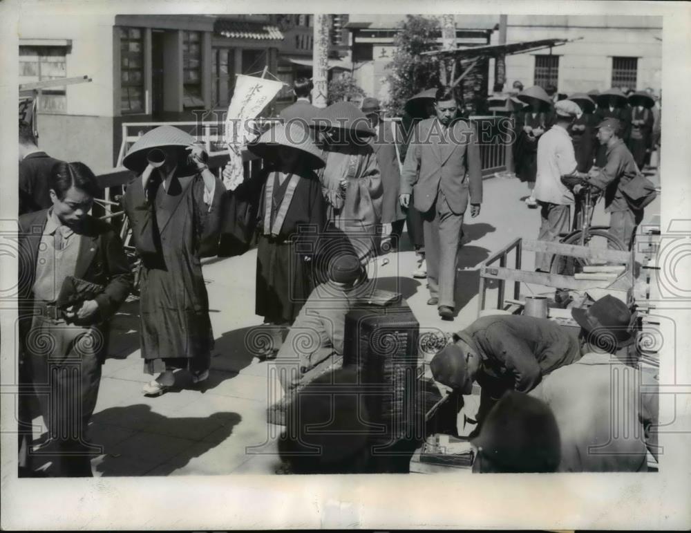 1947 Press Photo Tokyo Japan Buddhist priests walk through streets of Tokyo. - Historic Images