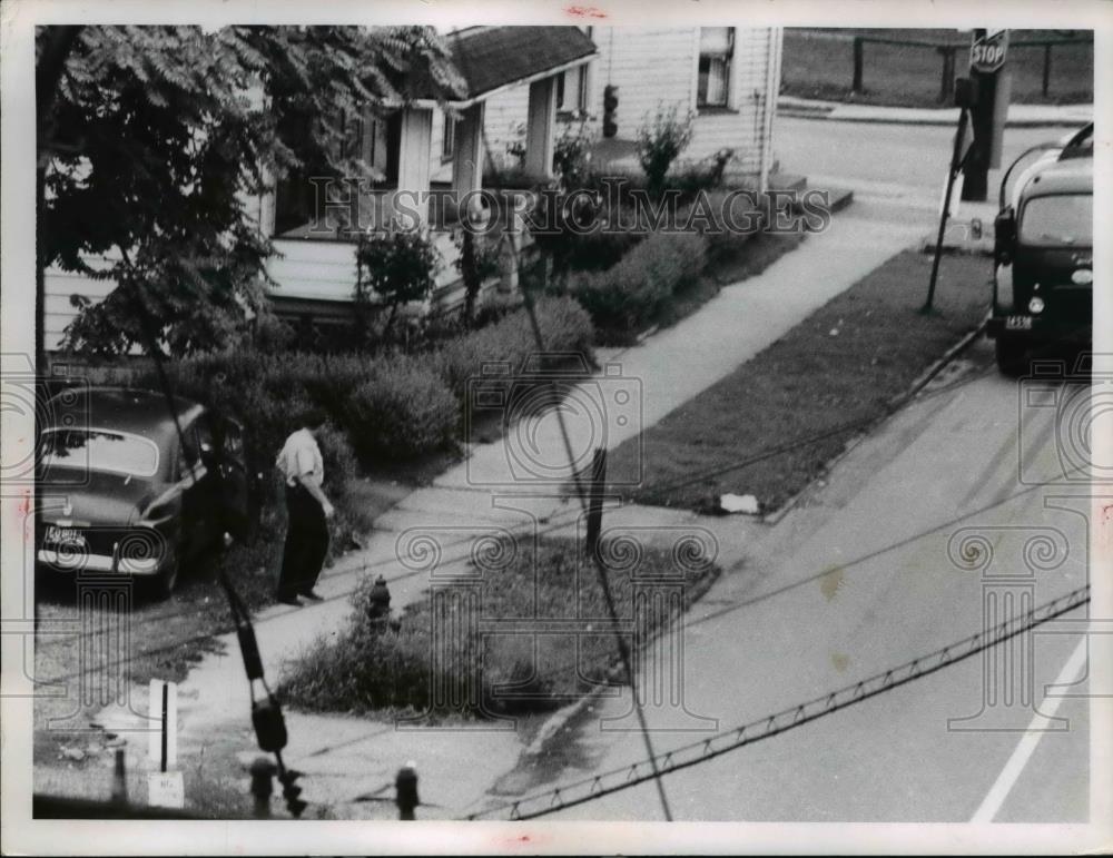 1958 Press Photo Policeman Attempts to Stop Truck Going in Wrong Direction - Historic Images