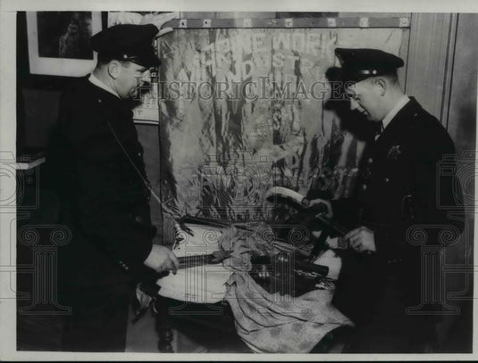 1934 Press Photo Robert McCarte, harry Kiernan Policeman examine arsenal found - Historic Images
