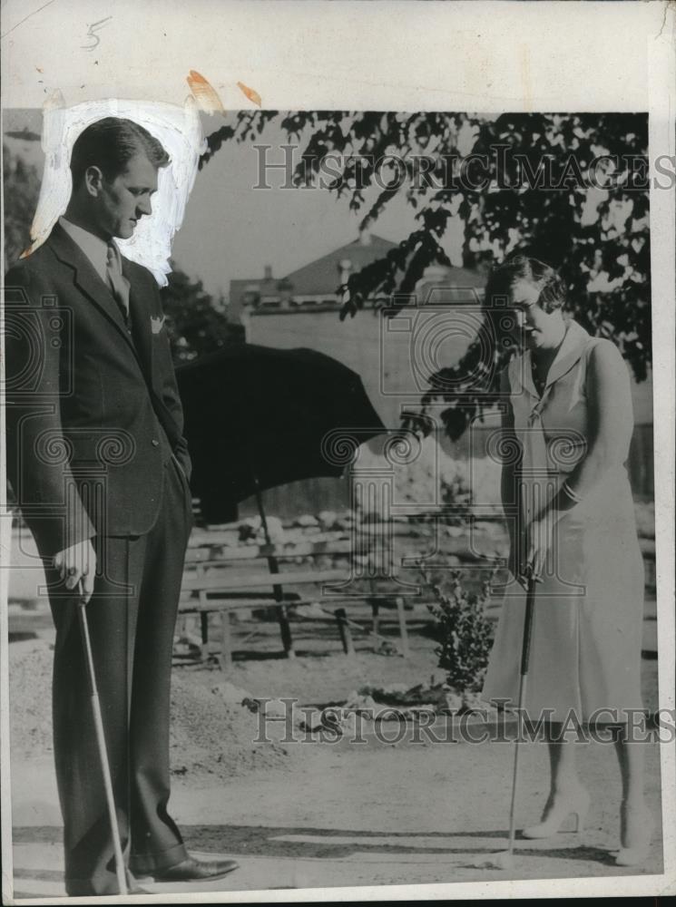 1930 Press Photo Mr and Mrs. Howard Lee married in Reno Nevada, play golf. - Historic Images