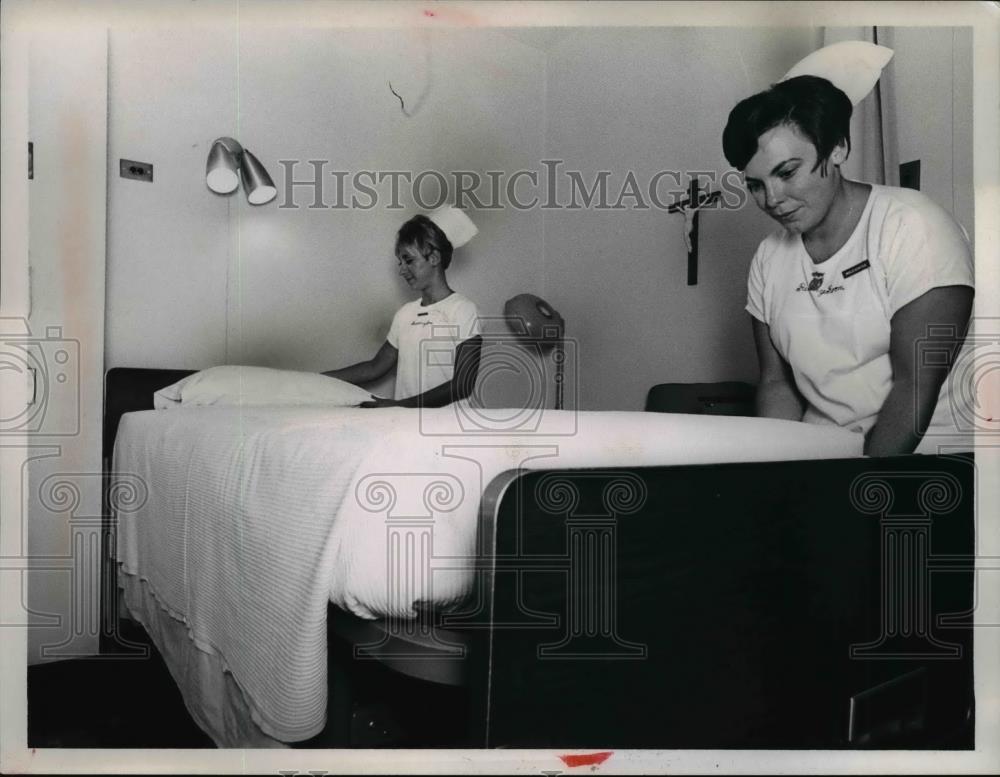 Press Photo Hospital Recovery Room Nurses Making Bed - Historic Images