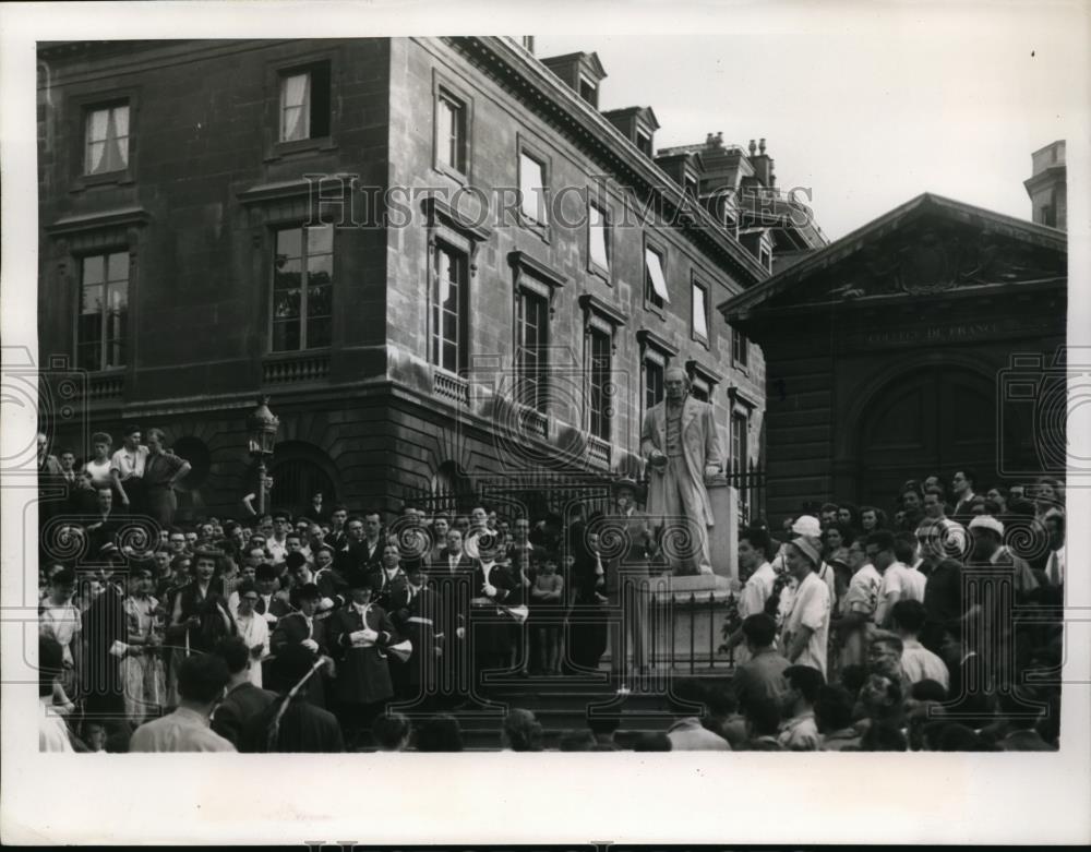 1947 Press Photo Paris crowds at statue of Claude Bernard College de France - Historic Images