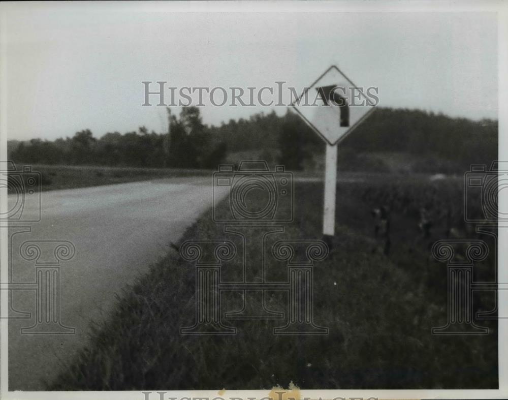 1960 Press Photo Left Curve Sign on Right-Curving Road, Henderson Tennessee - Historic Images