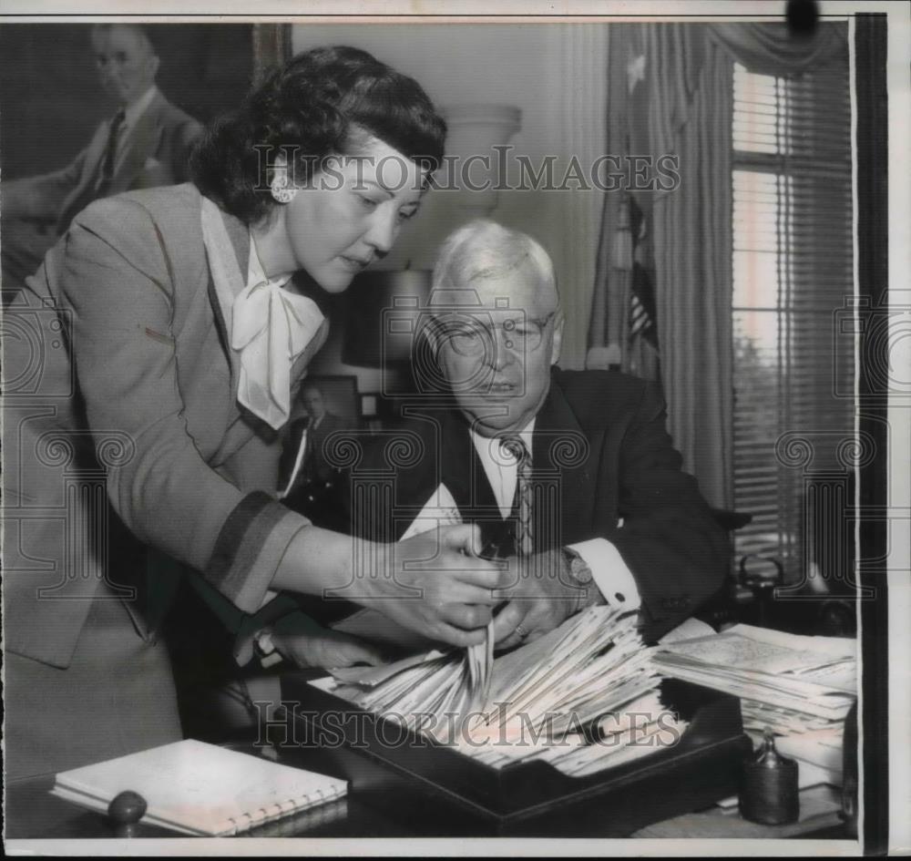 1956 Press Photo Secretary of defense C.E.Wilson at his Pentagon Office - Historic Images