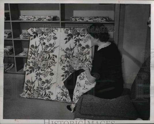 1954 Press Photo Woman Shows Floral-Printed Drapes / Curtains - Historic Images