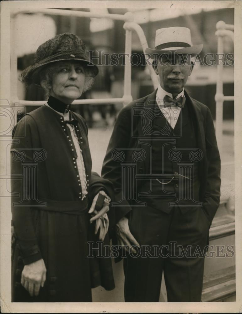 1920 Press Photo Colonel & Mrs EM House sail from NYC to England - Historic Images