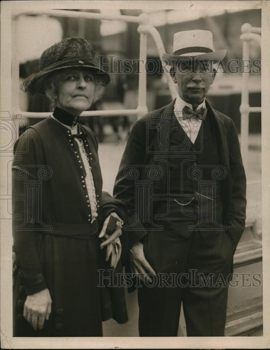 1920 Press Photo Colonel & Mrs EM House sail from NYC to England - Historic Images