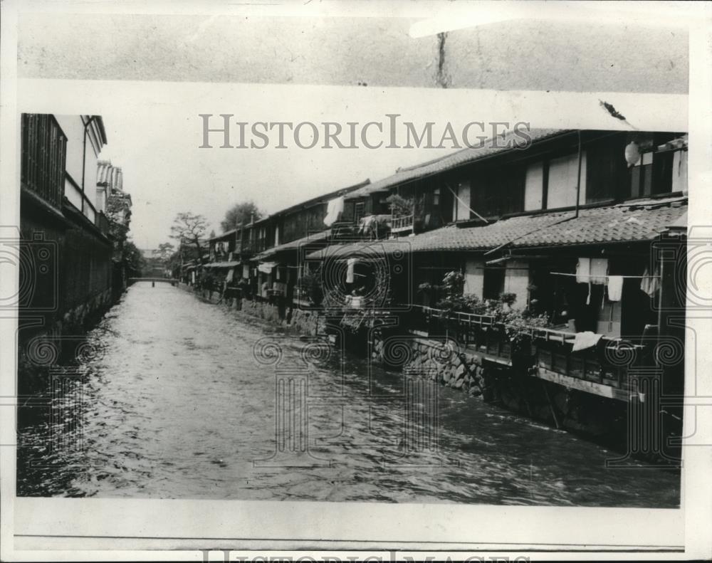 1932 Press Photo Kyoto Japan canal street in native towns - Historic Images
