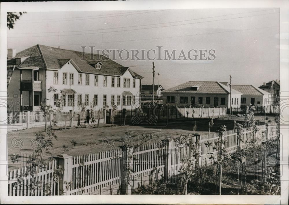 1951 Press Photo Typical street in settlement for Volga Dam Workers - Historic Images