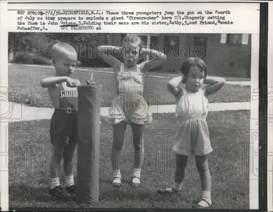 1958 Press Photo Ridgefield, NJ Kids with fireworks on Fourth of July - Historic Images