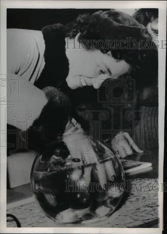 1954 Press Photo Athens- Queen Frederika of Greece wouldn't resist trying . - Historic Images