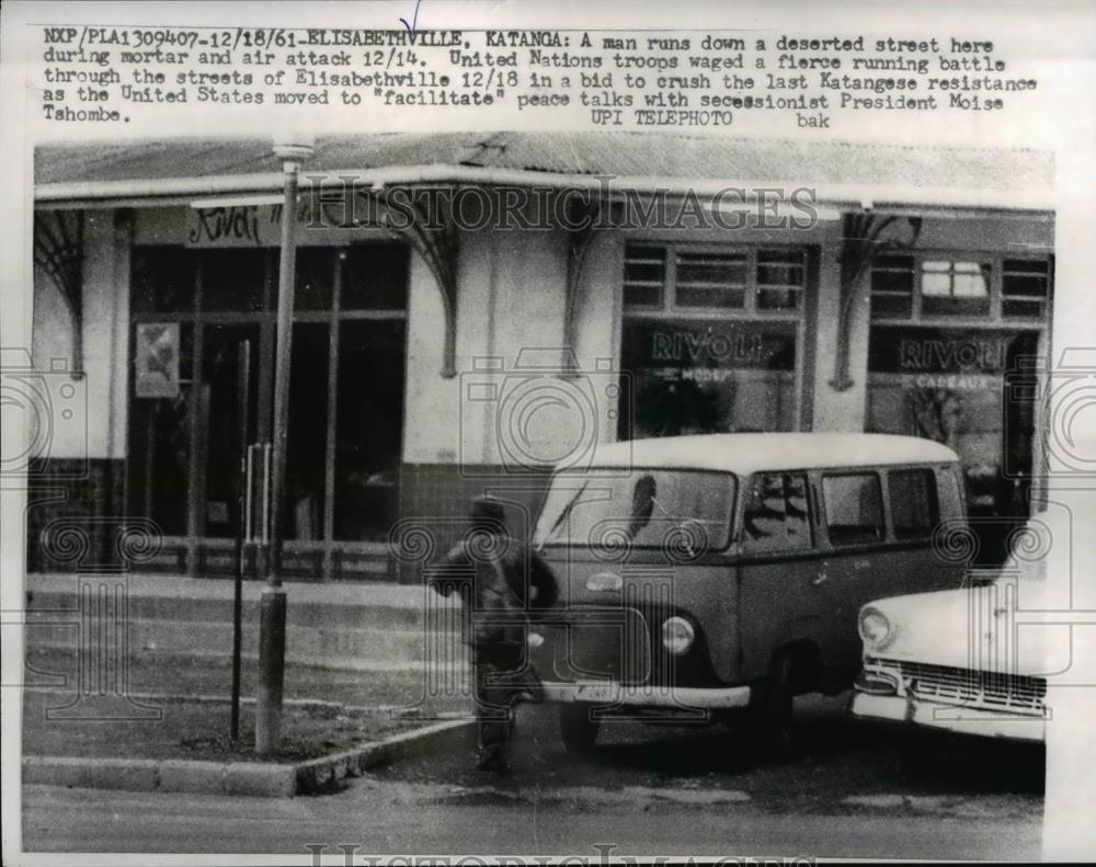 1961 Press Photo of a man running down a deserted street in Elisabethville, - Historic Images