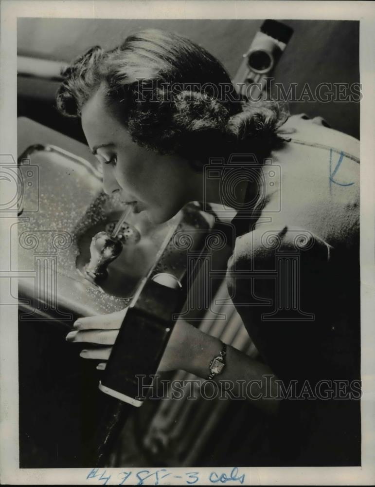 1940 Press Photo Electric Water Fountain By Leaning In - Historic Images