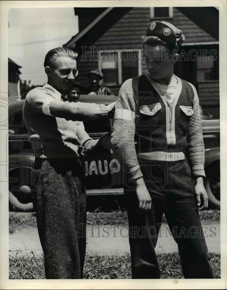 1941 Press Photo Joe Zilko puts picket arm band on Edward Patrick - Historic Images