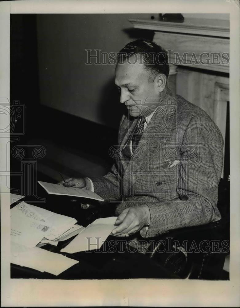 1938 Press Photo Senator elect Scott Lucas waits for the new session opening - Historic Images
