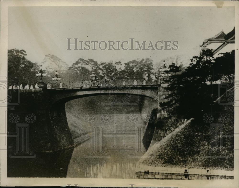 1928 Press Photo Holy Palanquin with Emperor Taisho at Palace Sanctuary - Historic Images