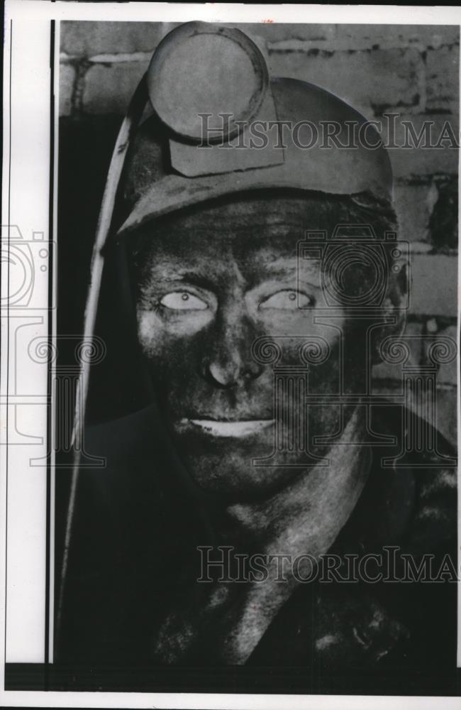 1958 Press Photo Coal Dust Covered Mine Union President Monson Harrison - Historic Images