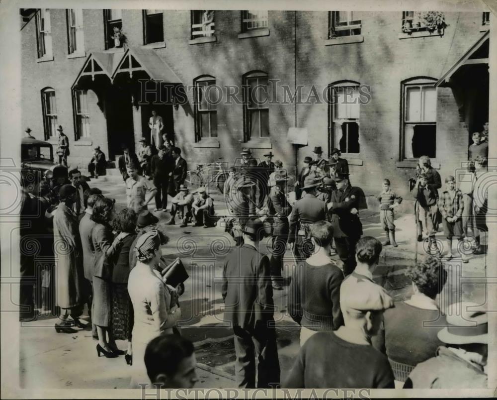 1938 Press Photo Hartford Residents Line Street as National Guardsmen Confer - Historic Images