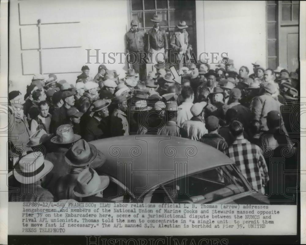 1953 Press Photo ILWU Official L.B. Thomas Addresses Longshoremen, San Francisco - Historic Images