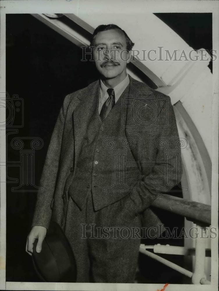 1933 Press Photo Ernest Rchellino Arriving New York City on S.S. Champlain - Historic Images