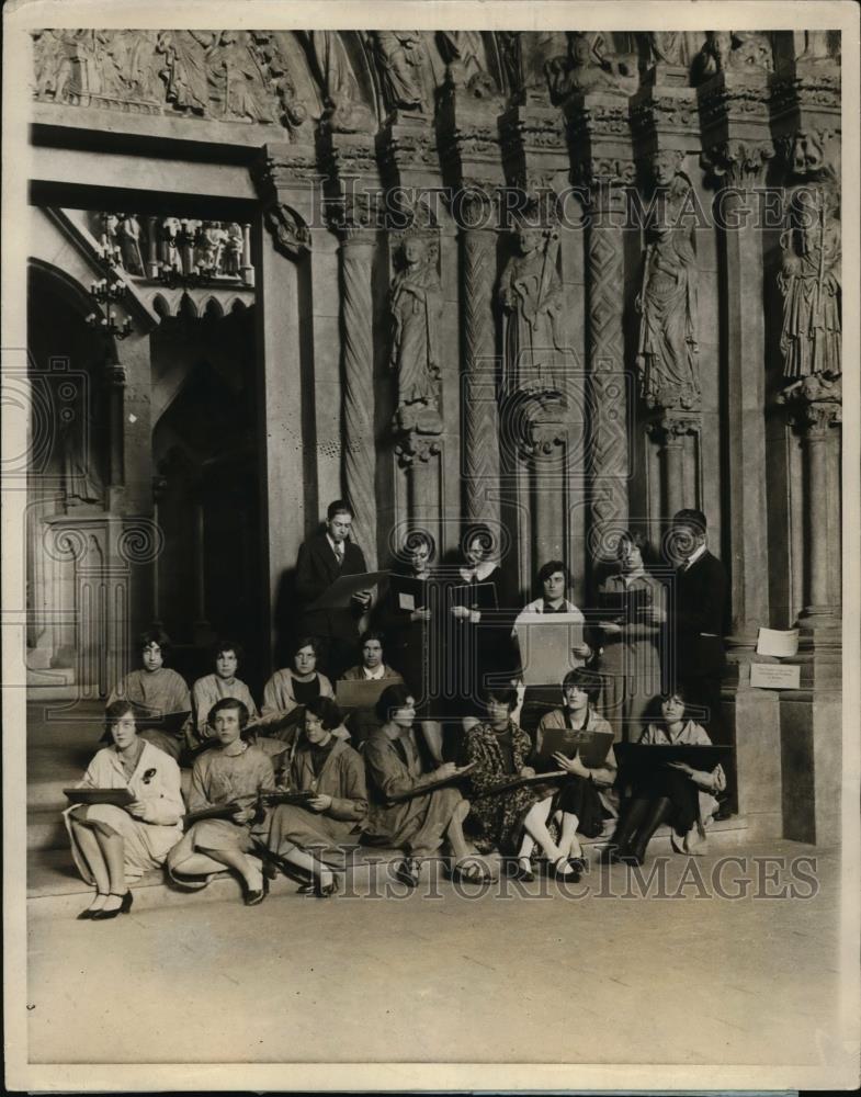 1926 Press Photo Boston Art Students Sketch Statuary at Harvards Germanic Museum - Historic Images