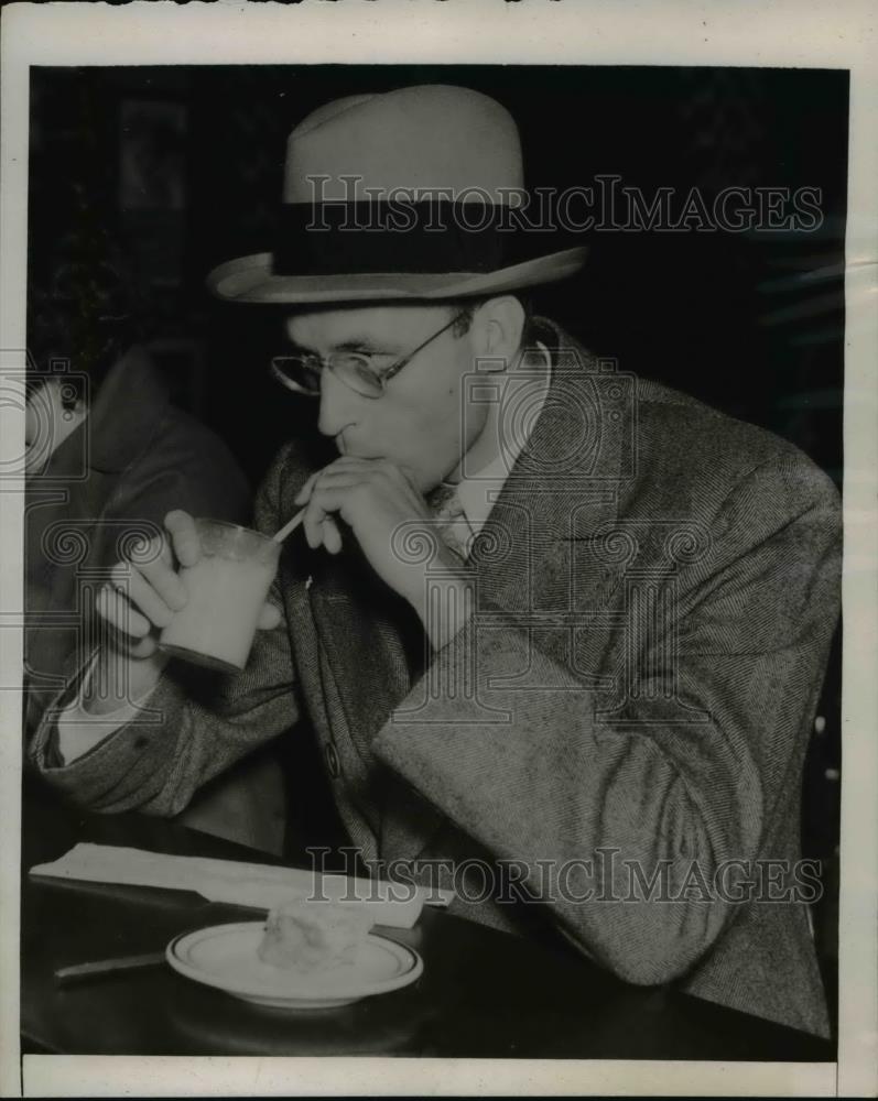 1939 Press Photo James Roosevelt, Chicago Airport on flight to San Francisco - Historic Images