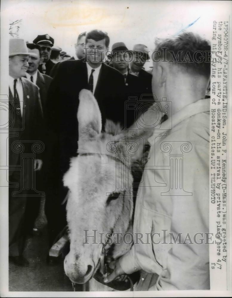 1960 Press Photo Sen JF Kennedy arrived from his flying tour of Hoosier Cities - Historic Images