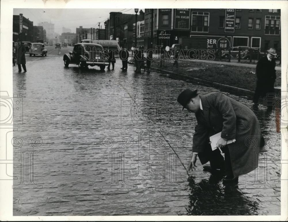 1939 Press Photo Peolple in a flooded street, Brick, Superior E 36 - Historic Images