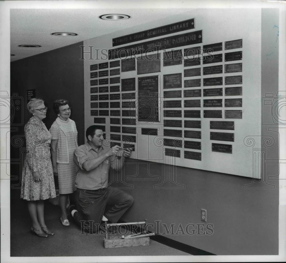 1977 Press Photo Mike Surrman Putting Up Plaque at South General Hospital - Historic Images